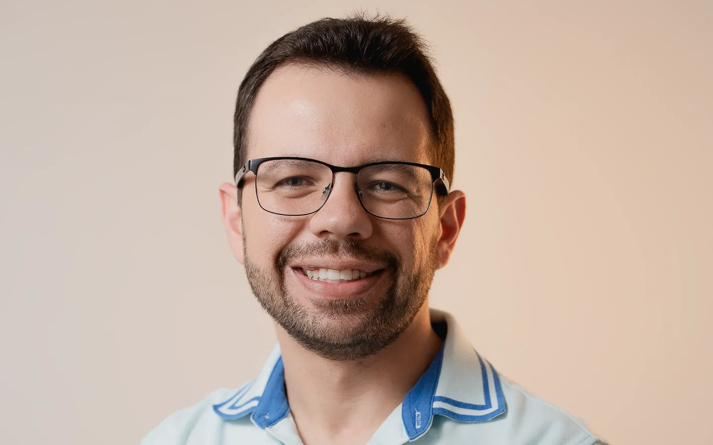 Dr. Edek sorrindo em um retrato acolhedor